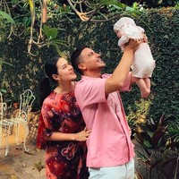 Sayangnya sejak Zalina terlahir ke dunia, Raisa dan Hamish kompak untuk tak memperlihatkan wajah sang anak ke publik. Walaupun kerap memamerkan kebersamaan mereka sebagai keluarga, namun wajah Zalina selalu tak pernah tersorot kamera. Foto: Instagram @hamishdw