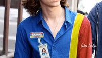  Alex Turner jadi staf salah satu mini market populer tanah air nih. Jadi pengen sering-sering belanja, kan? Foto: Instagram indra.hakim