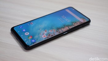 Layar Zenfone 6 punya ukuran 6,4 inch, Full HD+ dan menggunakan panel IPS LCD. Foto: Adi Fida Rahman/detikINET