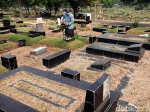 Kemarau, Rumput TPU Tanah Kusir Mengering dan Mati