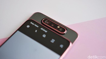 Galaxy A80 mengusung kamera yang unik. Jadi ketika ponsel ini hendak digunakan untuk selfie, akan ada bagian yang terangkat. Lalu kamera yang tadinya menghadap ke belakang bakal berputar otomatis ke depan. Foto: Adi Fida Rahman/detikINET