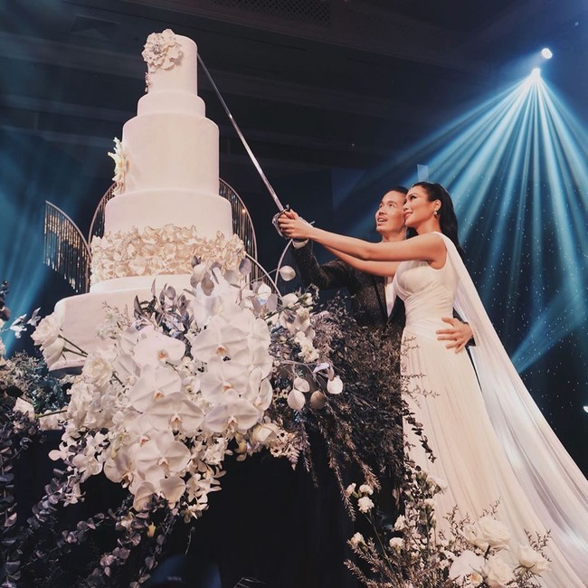 Miss Universe Thailand 2018 Ning Sophida menggelar pesta pernikahan mewah saat dipinang oleh pasangannya Trinupab Jiratritarn. Pria tersebut diketahui pemilik merek kacamata terkenal di Thailand. Keduanya jatuh cinta setelah Sophida menjadi model iklan kacamata dari Trinupab. Foto: Dok. Instagram
