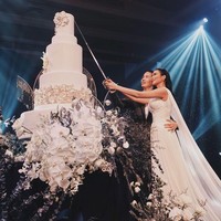 Miss Universe Thailand 2018 Ning Sophida menggelar pesta pernikahan mewah saat dipinang oleh pasangannya Trinupab Jiratritarn. Pria tersebut diketahui pemilik merek kacamata terkenal di Thailand. Keduanya jatuh cinta setelah Sophida menjadi model iklan kacamata dari Trinupab. Foto: Dok. Instagram