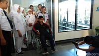 Setelah menjalani perawatan intensif pasca operasi bedah plastik tahap pertama, Aria Permana (13) remaja yang sempat mengalami obesitas ekstrem asal Karawang akhirnya diperbolehkan pulang. Dia sebelumnya menjalani operasi bedah plastik untuk menghilangkan kulit yang menggelambir di kedua lengannya di RSHS Bandung, Rabu (24/7/2019) lalu.