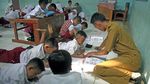 Miris, Siswa Belajar di Lantai Karena Kekurangan Meja dan Bangku