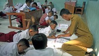 Sejumlah siswa di SDN Tegal 04, Kemang, Kabupaten Bogor, Jawa Barat, terpaksa belajar di lantai karena kurangnya ketersediaan bangku dan meja untuk kegiatan belajar mengajar di sana, Senin (29/7/2019).