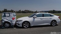Di dalam Proving Ground Bridgestone kami mencoba fitur canggih ini. Awalnya, kami mendapat kesempatan mencoba LKAS dan RDM. Simulasinya kami melaju di jalan tol dengan beberapa lajur. Dua sistem itu akan mempertahankan mobil agar tetap berada di lajurnya. Jika mobil terdeteksi keluar lajur, sistem secara otomatis memberikan peringatan kepada pengemudi dan sedikit demi sedikit mengembalikan mobil ke dalam lajurnya. Dok. Honda Prospect Motor.