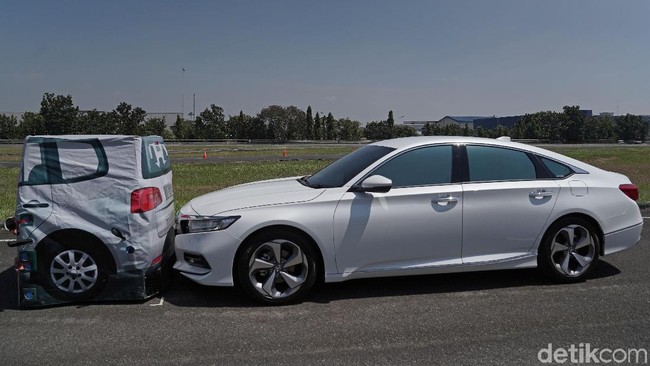 Mencoba Canggihnya Mobil Honda Accord yang Bisa Ngerem Sendiri