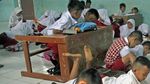 Miris, Siswa Belajar di Lantai Karena Kekurangan Meja dan Bangku