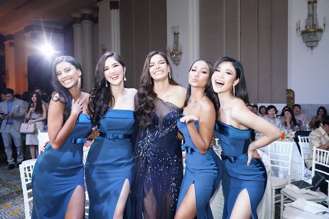 Miss Universe Indonesia: Sonia Fergina, Miss Universe Afrika Selatan Tamaryn Green, Miss Universe China Meisu Qu dan Miss Universe Vietnam Hhen Nie berpose bersama pemenang Miss Universe Thailand 2019 Paweensuda Drouin yang ikut hadir sebagai tamu pernikahan seniornya. Foto: Dok. Instagram