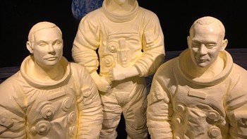 Ohio State Fair yang digelar di Ohio, Amerika Serikat, memajang patung para astronot yang tergabung dalam misi Apollo 11 oleh NASA, yang uniknya terbuat dari mentega. Foto: American Dairy Association Mideast