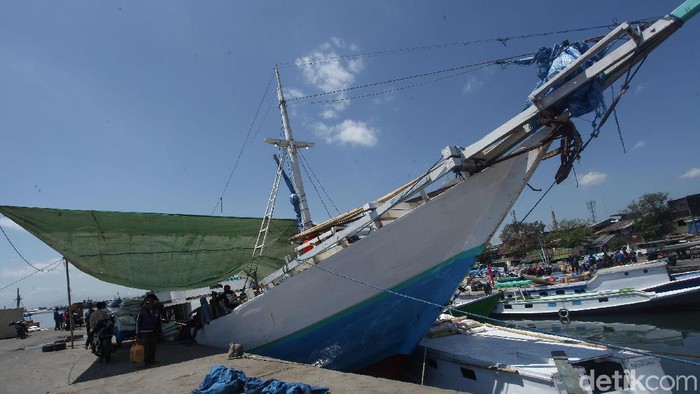 Berbagai aktivitas di Pelabuhan Paotere, Makassar, hampir serupa dengan Sunda Kelapa di Jakut. Dari bongkar muat hingga perbaikan kapal terlihat di kawasan ini.