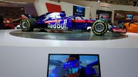 Beberapa orang mengaku tertarik dengan penampakan mobil balap yang muncul di event tahunan ini. Mulai dari anak-anak hingga orang dewasa mengambil potret terbaik untuk diabadikan. Foto: Dok. Honda Prospect Motor