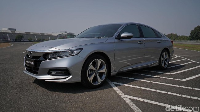 Mencoba Canggihnya Mobil Honda Accord yang Bisa Ngerem Sendiri