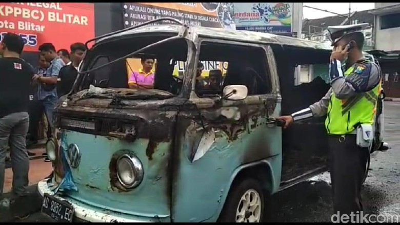 Mobil VW Kombi yang terbakar Foto: Erliana Riady Mobil VW Kombi yang terbakar Foto: Erliana Riady