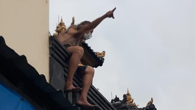 Bikin Onar dan Panjat Pelinggih di Kuta, Bule Australia Diamankan Bikin Onar dan Panjat Pelinggih di Kuta, Bule Australia Diamankan