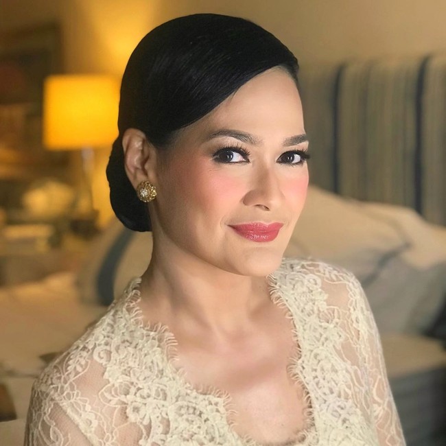 Pada Juli 2019, Donna Harun menikah untuk ketiga kalinya di usia 51 tahun. Mantan model yang terlihat awet muda itu  sebelumnya pernah menikah dengan Ardy Gustav dan Hendra Rahtomo.  Foto: dok. Instagram @allyssahawadi