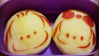 Ukiran apel ini juga bisa jadi cara untuk membujuk anak supaya mau makan buah. Apel dengan ukiran gambar tikoh favorit si anak pastilah akan membuat lahap.  Foto: instagram