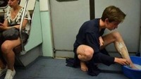 Masih ada waktu sebelum stasiun berikutnya. Cukuplah cukur bulu kaki dulu.
