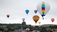 Beragam warna-warni balon udara menghiasi langit Prancis.