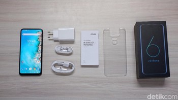 Seluruh isi dalam paket penjualan Zenfone 6. Foto: Adi Fida Rahman/detikINET