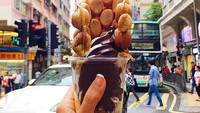 Hong Kong terkenal akan egg waffle. Nama lainnnya adalah Gai Daan Zai yang secara harfiah berarti telur ayam kecil. Bentuk waffle ini memang seperti bulatan-bulatan kecil dengan beragam topping. Foto: Instagram Girl Eat World
