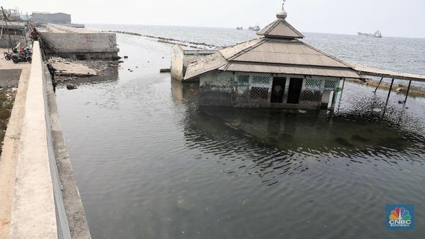 Tanggul pengaman pantai yang berfungsi untuk mencegah banjir rob di kawasan tersebut bocor karena tingginya volume pasang surut air laut. (CNBC Indonesia/Andrean Kristianto)