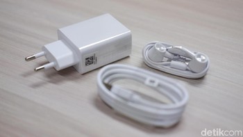 Ada kabel data, earphone dan kepala charger. Foto: Adi Fida Rahman/detikINET