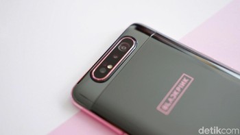 Samsung memasang tiga kamera utama di Galaxy A80. Kamera utamanya berukuran 48 MP dengan aperture f/2.0. Kamera keduanya 123 derajat ultra wide angle 8 MP (f/2.2) dan satu lagi kamera 3D Depth. Foto: Adi Fida Rahman/detikINET