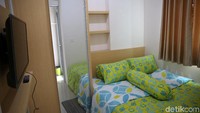 Di dalam kamar juga terdapat tempat tidur ukuran single bed.