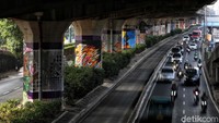 Sejumlah kendaraan melintas di kolong Tol Wiyoto Wiyono, Cempaka Putih, Jakarta Pusat.