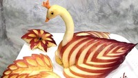 Bosan dengan bentuk potongan apel yang itu-itu saja? Coba bentuk jadi angsa cantik ini. Sebagai tips, percikkan apel dengan air lemon agr warna daging apel tetap cerah.  Foto: instagram