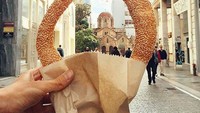 Bagaimana dengan jajanan kaki lima di Yunani? Cobalah Koulouri yaitu roti biji wijen berbentuk cincin. Biasanya Koulouri dinikmati untuk sarapan. Foto: Instagram Girl Eat World