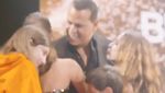 So Sweet! Jennifer Lopez Hentikan Konser Demi Rayakan Ultah Tunangannya