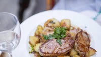 Nah, tak hanya kaya sejarah. Hidangan yang ada di Le Procope ini juga sudah terkenal dengan kelezatannya, seperti Filet Mignon ini contohnya. Terdiri dari potongan daging, dengan kentang, dan dipadukan dengan saus gurih manis. Foto: Instagram @restaurantprocope1686/Istimewa