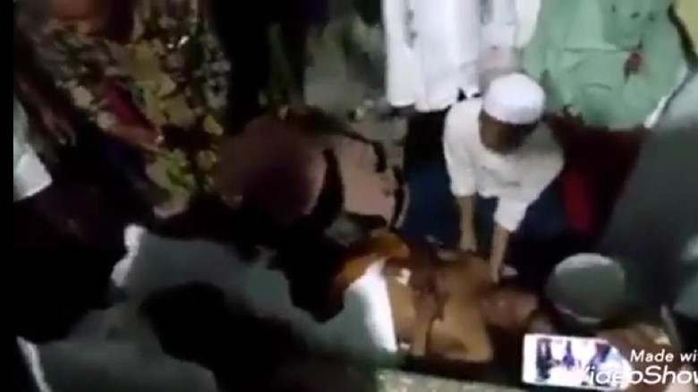 Viral Video Pria di Sampang yang Pura-pura Mati Lalu Hidup Kembali Viral Video Pria di Sampang yang Pura-pura Mati Lalu Hidup Kembali