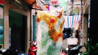 Terakhir ada spring roll dari Vietnam. Dibalut rice paper berwarna bening, isiannya bisa sayuran, udang, atau umumnya berupa daging babi. Foto: Instagram Girl Eat World