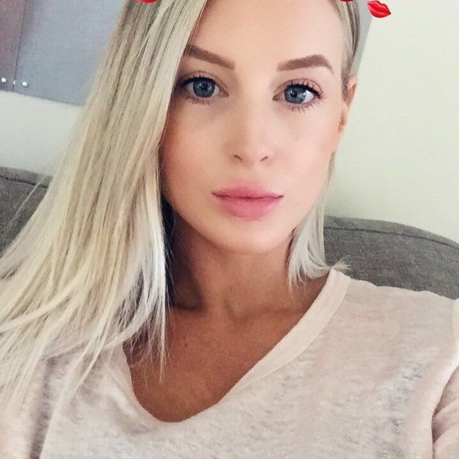 Setiap orang pasti punya waktu 28 menit setiap harinya. Entah saat bayi sedang tidur, bermain atau makan. Aku selalu memastikan putri-putriku bahagia dengan bermain dan tidur dan aku bisa menyelesaikan olahragaku, tidak selalu tanpa interupsi tapi aku berusaha menyelesaikannya, ucap Tess. Foto: dok. Instagram @tes.p