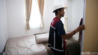 Sebuah lemari juga berdiri di samping tempat tidur.