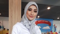 Amel Alvi kini tampil berbeda dengan hijabnya saat ditemui di kawasan Kemang, Jakarta Selatan pada akhir pekan lalu. Mauludi Rismoyo/detikHOT
