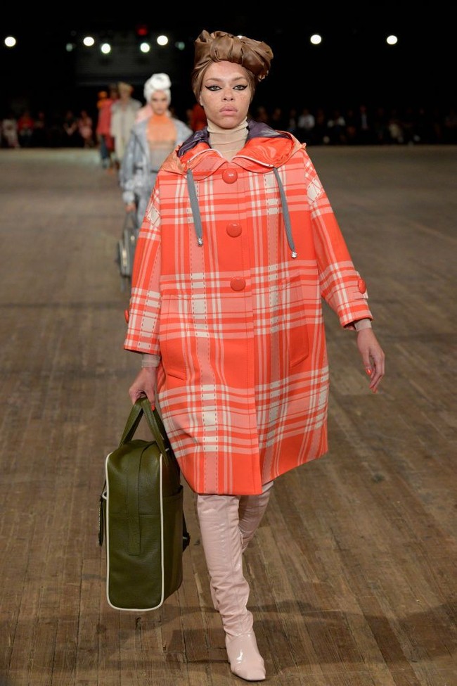 Ini penampilan Carrisa ketika berlenggang di catwalk desainer Marc Jacobs. (Foto: Getty Images)