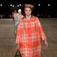 Ini penampilan Carrisa ketika berlenggang di catwalk desainer Marc Jacobs. (Foto: Getty Images)