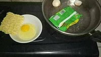 Mau masak mie instan pakai telur, tetapi yang justru direbus malah bungkus mie dan cangkang telur. Mie dan telurnya ditaruh di mangkuk. Foto: Istimewa