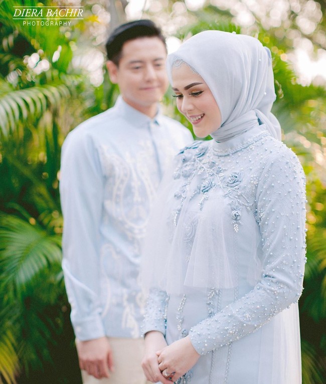 Dalam acara ini, Roger Danuarta dan Cut Meyriska kompak menggunakan busana berwarna biru. Saat lamaran pun keduanya masih dipotret tanpa berdekatan yang bisa dijadikan inspirasi foto prewedding para hijabers. Foto: Instagram @dierabachir