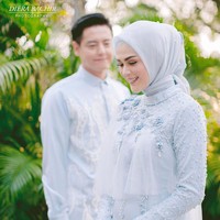 Dalam acara ini, Roger Danuarta dan Cut Meyriska kompak menggunakan busana berwarna biru. Saat lamaran pun keduanya masih dipotret tanpa berdekatan yang bisa dijadikan inspirasi foto prewedding para hijabers. Foto: Instagram @dierabachir