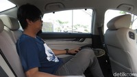 Sebagai sebuah sedan premium, Honda Accord harus menyajikan kenyamanan. Tak cuma untuk sopir, penumpang belakang juga harus merasakan kenyamanan. Duduk sebagai penumpang belakang, Honda Accord masih menawarkan kenyamanan untuk kami yang memiliki tinggi badan 178 cm. Legroom sangat luas dan headroom pun masih banyak ruangnya. Rangga Rahadiansyah/detikcom.