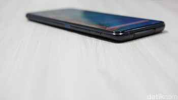 Di sisi kanan paling atas terdapat tombol pintar untuk mengatifkan Google Assistant dan mengambil gambar. Foto: Adi Fida Rahman/detikINET