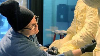 Dari 500 jam yang disebutkan tadi, 400 jam di antaranya dihabiskan untuk mendinginkan patung-patung tersebut di pendingin bersuhu 46 derajat. Foto: American Dairy Association Mideast