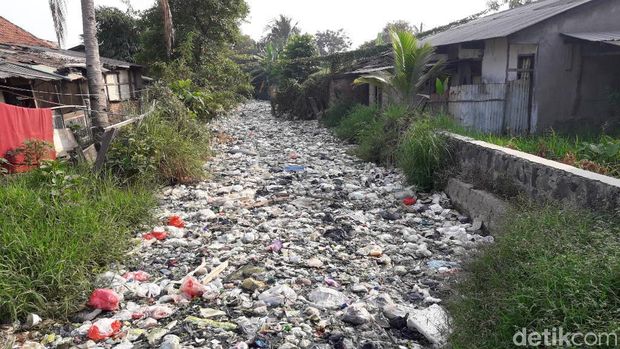 Sampah di Kali Bahagia Bikin Warga Tak Bahagia