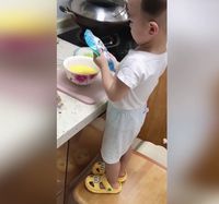 Jago Masak, Bocah Usia 2 Tahun Ini Sering Masak Untuk Ibunya